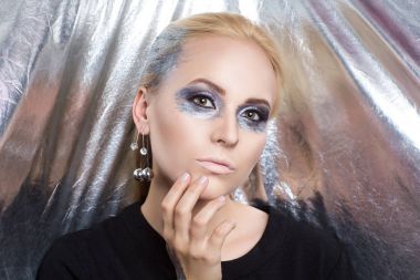 Yabancı kadın makyaj