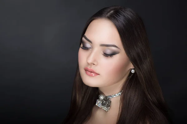 Mujer brillante maquillaje — Foto de Stock