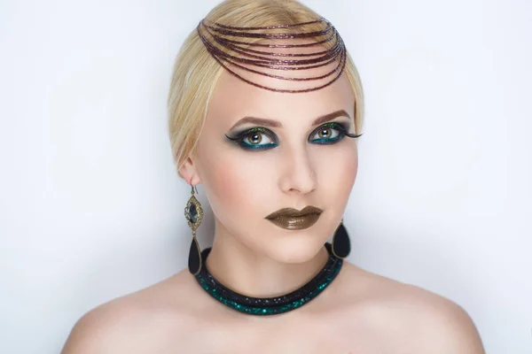 Зеленый макияж ожерелья — стоковое фото