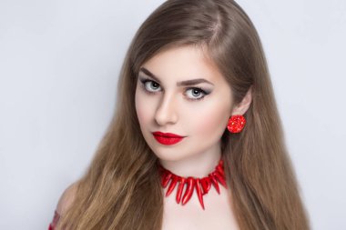 Kırmızı dudaklı kadın