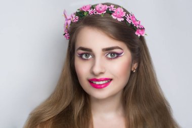 Kadın pembe çelenk