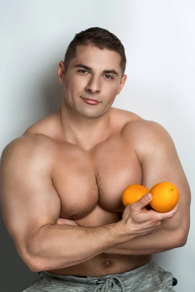 El hombre come frutas —  Fotos de Stock