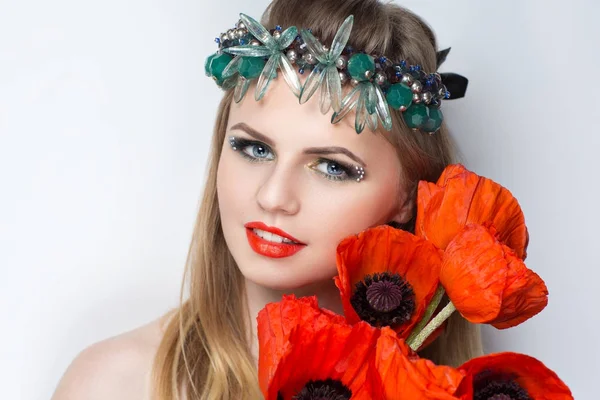 Mulher com flores de papoula — Fotografia de Stock