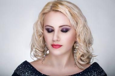 sarışın kıvırcık kadın