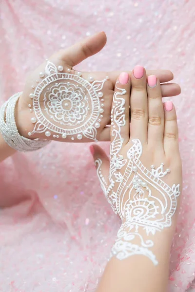 Mehendi blanco en las manos — Foto de Stock