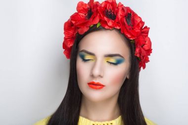 Kırmızı çiçek çelenk