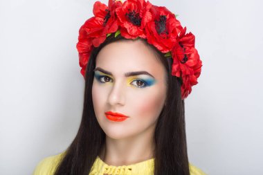 Kırmızı çiçek çelenk