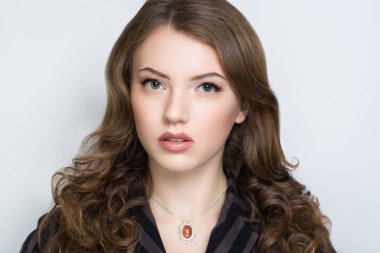 Kıvırcık saçlı kadın.