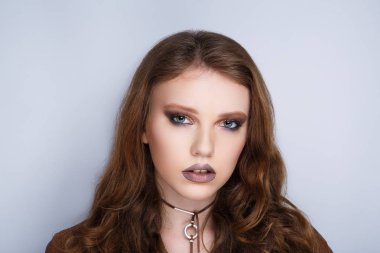 kıvırcık kadın yüzü