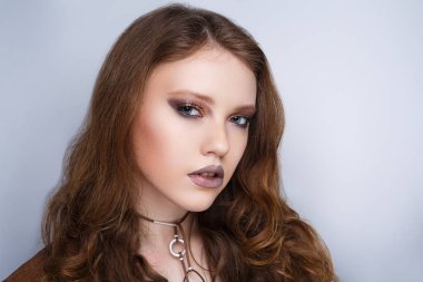 kıvırcık kadın yüzü