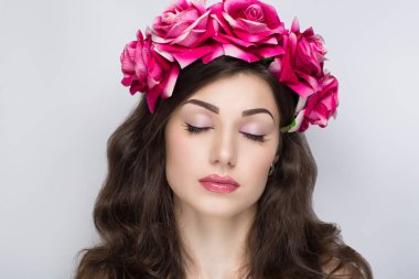 kadın çiçek çelenk