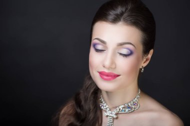 uzun kahverengi saçlı