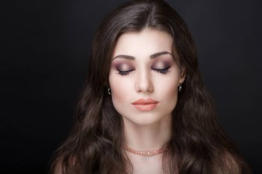 uzun kahverengi saçlı