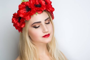 Kırmızı çiçek çelenk