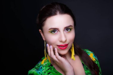 kadın yeşil makyaj