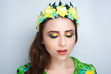 kadın yeşil çelenk