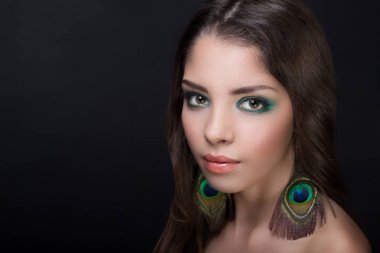 Tavus kuşu tüyleri küpe