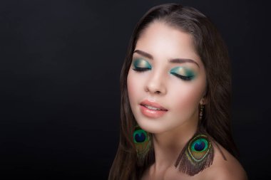 Tavus kuşu tüyleri küpe