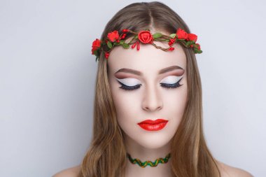 kadın çiçek çelenk