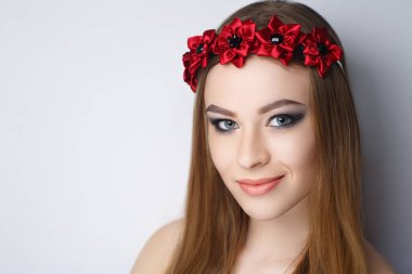 kadın çiçek çelenk