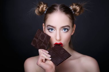 Çikolata yiyen kadın