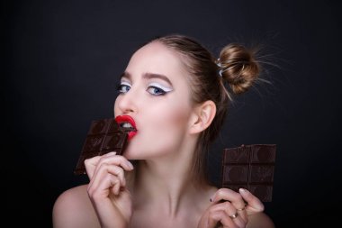 Çikolata yiyen kadın