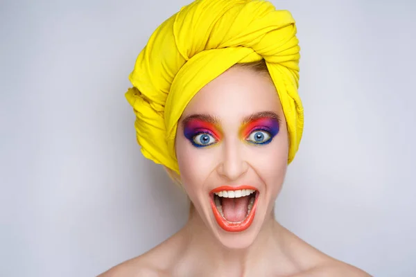 Женщина яркий макияж — стоковое фото