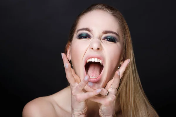 Kobieta krzyczy głośno — Zdjęcie stockowe