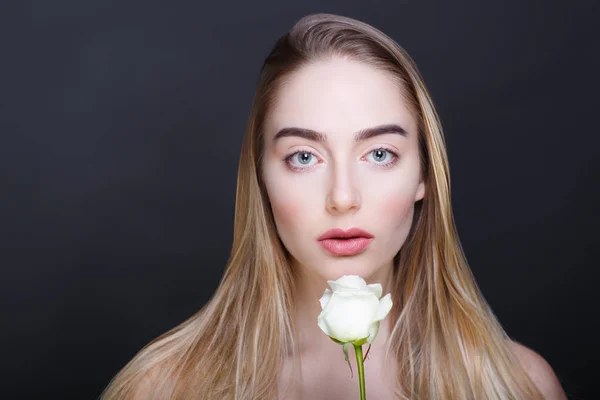 Vrouw met witte roos — Stockfoto
