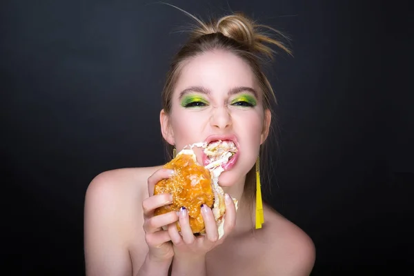 Жінка з великим гамбургером — стокове фото