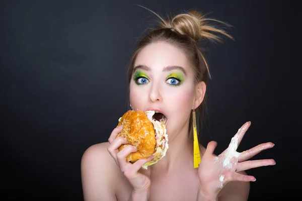Mulher com hambúrguer grande — Fotografia de Stock