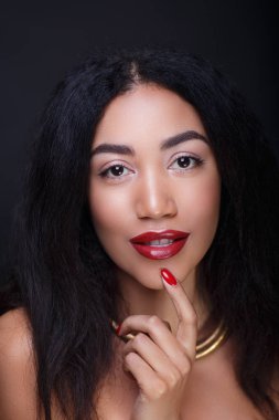 Kırmızı dudaklı kadın