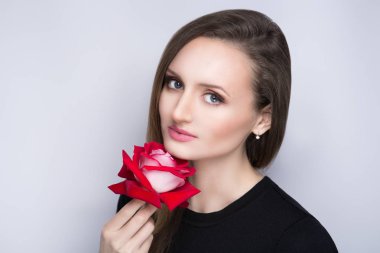 kadın bir gül desenli