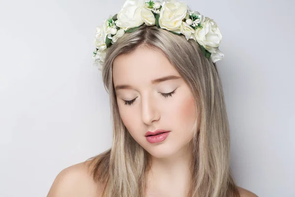 Corona de flores de mujer — Foto de Stock