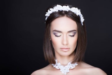 kadın çiçek çelenk