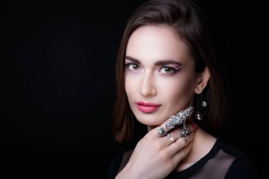 yüzüğü olan kadın