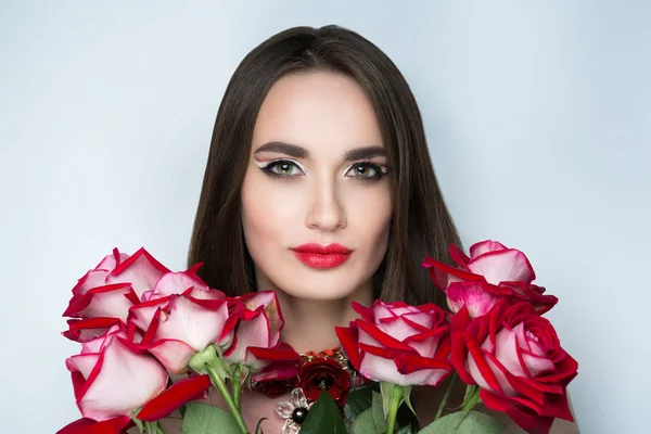 Mulher com rosas rosa — Fotografia de Stock