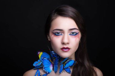 kadın mavi kelebek 