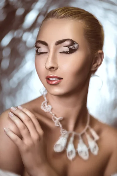 Frau weiße Halskette — Stockfoto