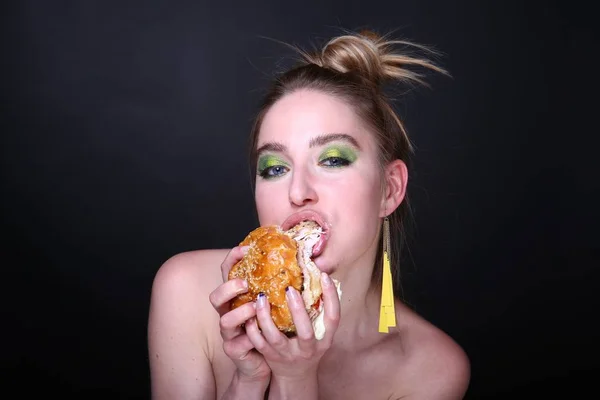 Жінка Їсть Гігантський Гамбургер Ясом Апетитний Обід Доставка Їжі Вдома — стокове фото
