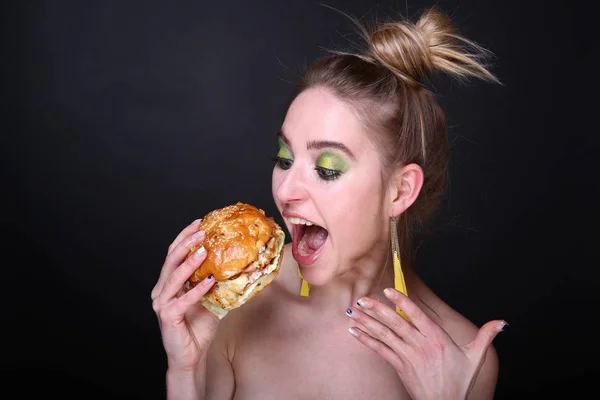 Жінка Їсть Гігантський Гамбургер Ясом Апетитний Обід Доставка Їжі Вдома — стокове фото
