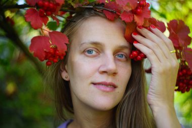  Kız bir kartopu bir dalı ile