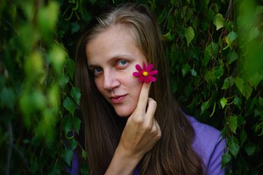 küçük çiçekli kadın