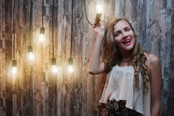 Çılgınca bir fikir lamba kadın — Stok fotoğraf