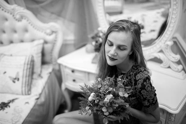 Vrouw met bloemen — Stockfoto