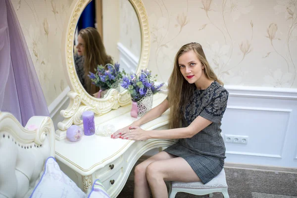 Girl  near the mirror table — Stock Photo, Image