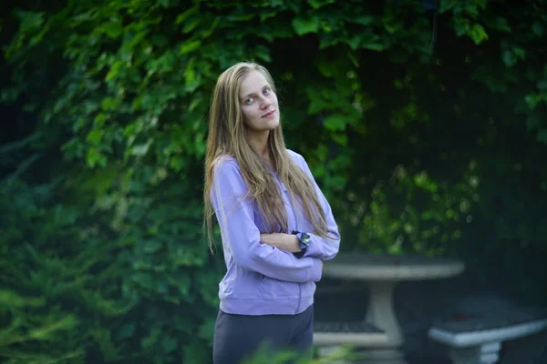 Vrouw in de tuin — Stockfoto