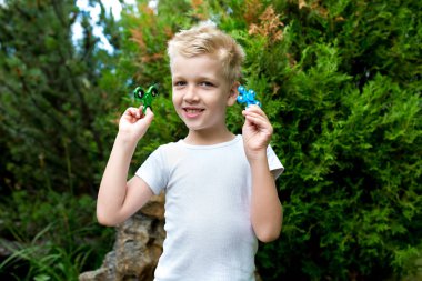 iki spinners çocukla