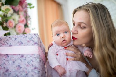 küçük kızı annesiyle