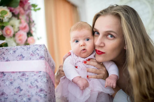 Mutter mit kleiner Tochter — Stockfoto